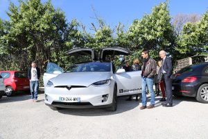 Essai de la TESLA Modèle X par l'agence Hybride travail associé